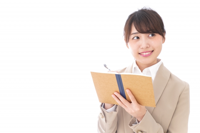 メモを取る女性