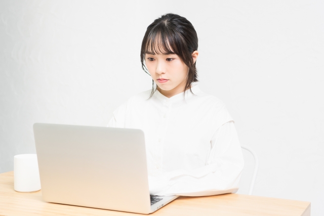 パソコンに向かう女性