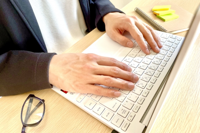 パソコンを操作する男性