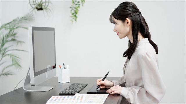 パソコンを使用する女性
