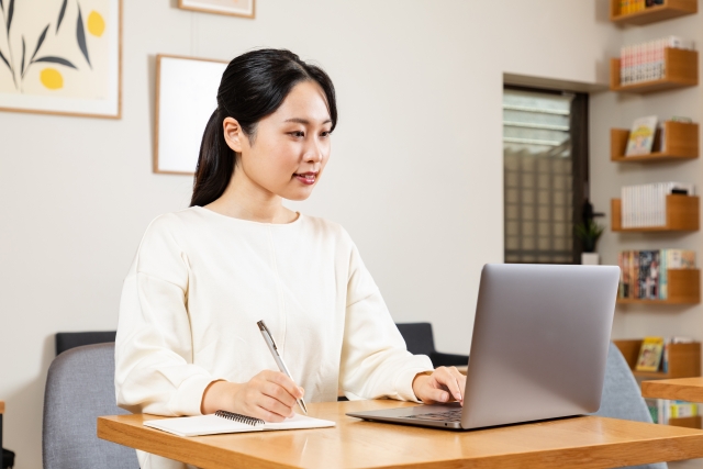 パソコン作業する女性