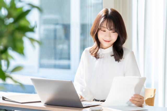 デスクワークをする女性
