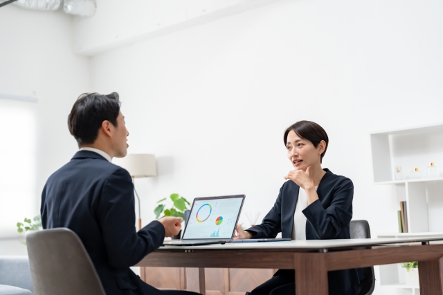 会議中の男女