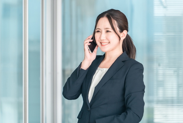 電話をする女性