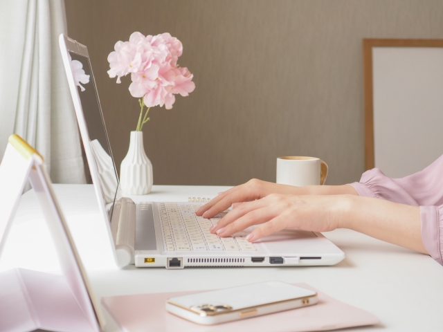 PCを使用する女性